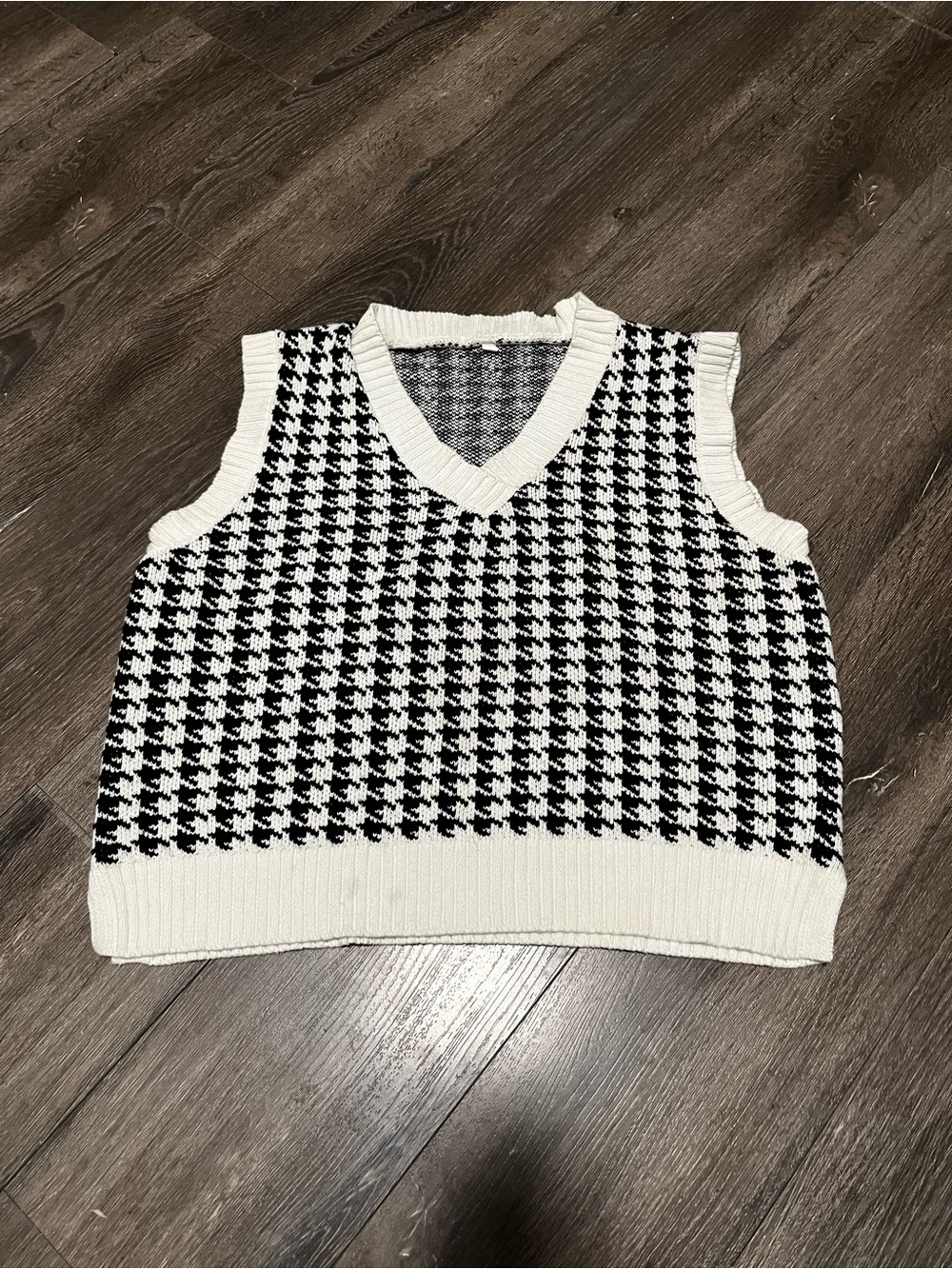 Classic Houndstooth Knit Vest – Black & White